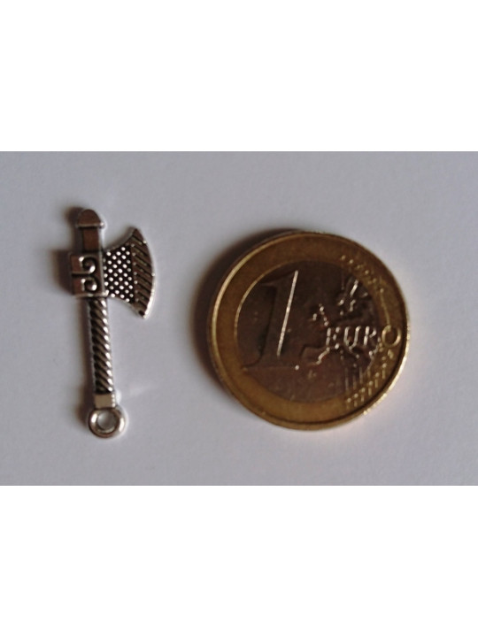 Amulettt mit keltischem Axt-Anhänger.