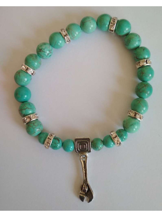 Türkis-Mineral-Armband mit Schlüssel zur Arbeit.