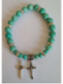 Türkis-Mineral-Armband mit Kreuz des Heiligen Benedikt.