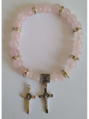 Mineralienarmband aus Rosenquarz mit Kreuz des Heiligen Benedikt