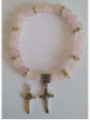 Mineralienarmband aus Rosenquarz mit Kreuz des Heiligen Benedikt