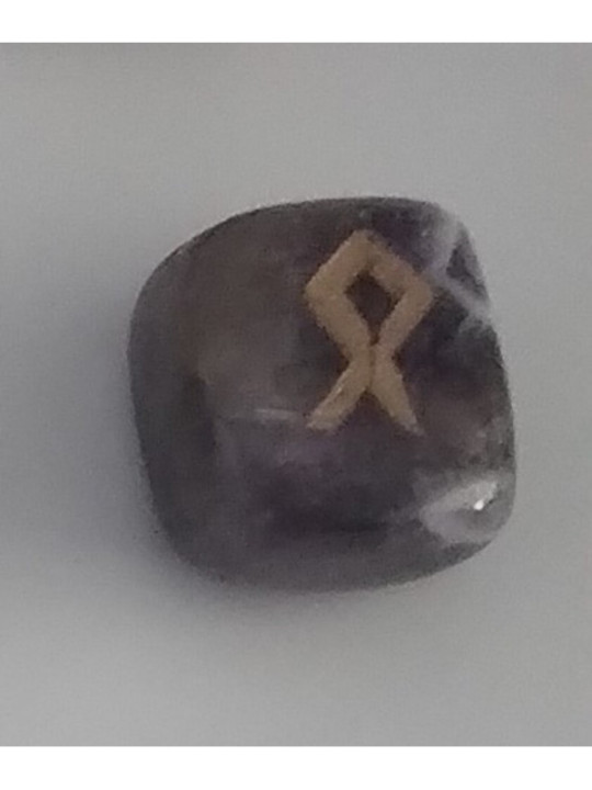 Amulett der Runen Amethyst Othila. Eigentum.