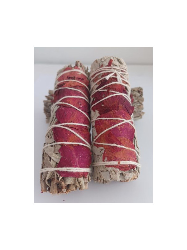 Bündel aus weißem Salbei mit roter Rose von 11 cm. ca.
