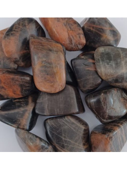 Mittlerer schwarzer Mondstein-Trommelstein von 2 bis 3,5 cm.