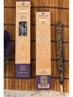 Lavendel und violetter Maya-Räucherstäbchen. Aromanza.