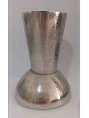 Kerzenhalter aus silbernem Metall.