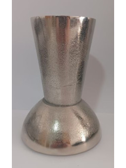 Kerzenhalter aus silbernem Metall.