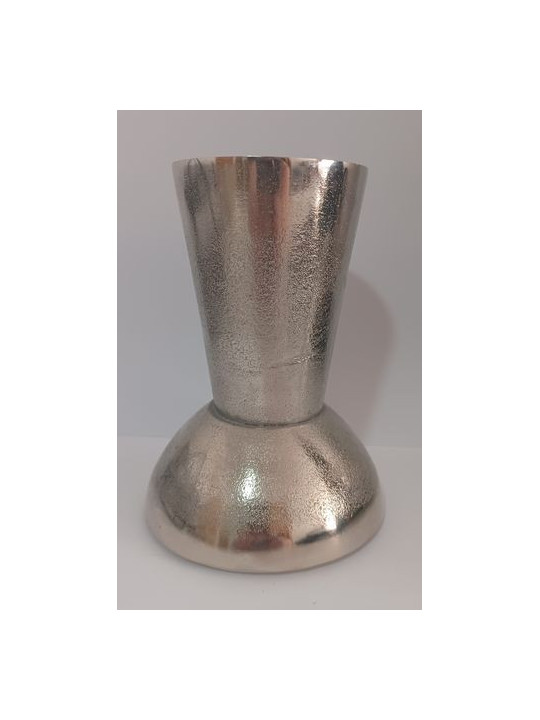 Kerzenhalter aus silbernem Metall.
