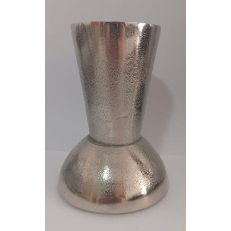 Kerzenhalter aus silbernem Metall.