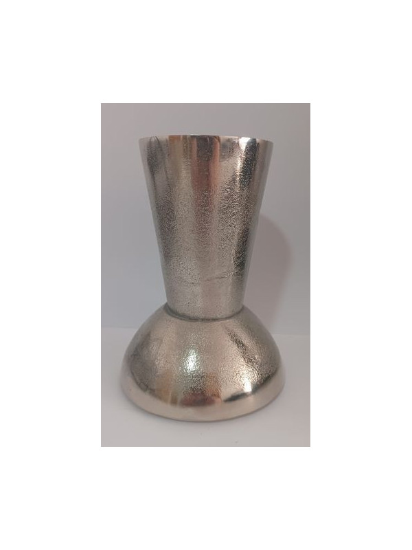 Kerzenhalter aus silbernem Metall.