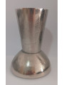Kerzenhalter aus silbernem Metall.