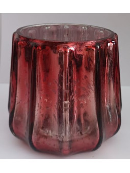 Kerzenhalter mit roten Tulpen.