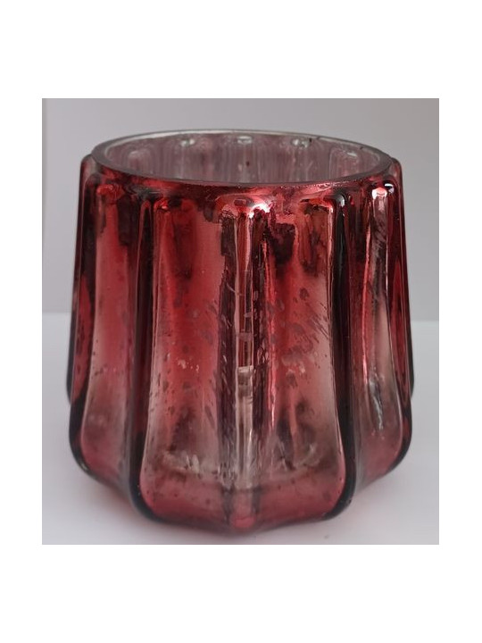Kerzenhalter mit roten Tulpen.
