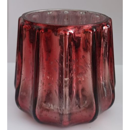Kerzenhalter mit roten Tulpen.