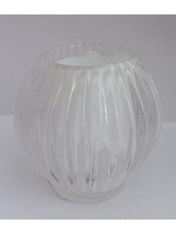 Weißer kugelförmiger Kerzenhalter.