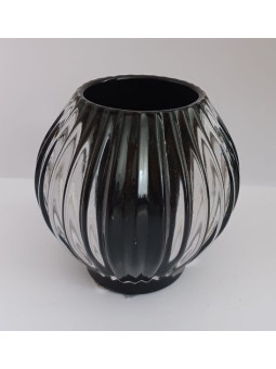 Schwarzer kugelförmiger Kerzenhalter.