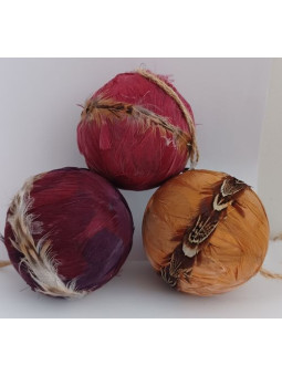 Packung mit Feder-Weihnachtskugeln.