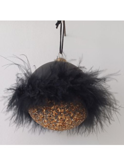 Schwarze Weihnachtskugeln mit Federn und Pailletten.