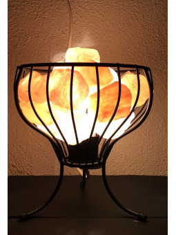 Schmiedeeiserner Korb mit Himalaya-Salzbrocken. 18 X 19 cm