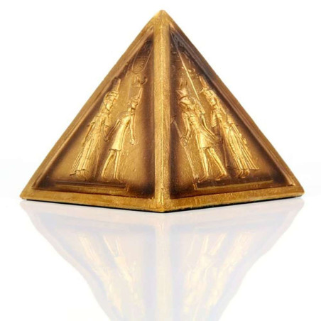 Mit Hieroglyphen verzierte Pyramide. 8x8x8 cm