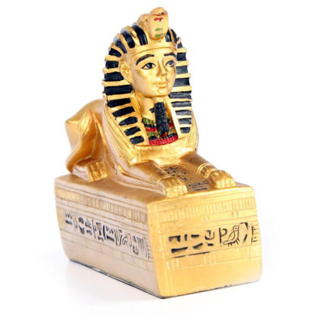 Goldene Sphinx auf hieroglyphischem Sockel