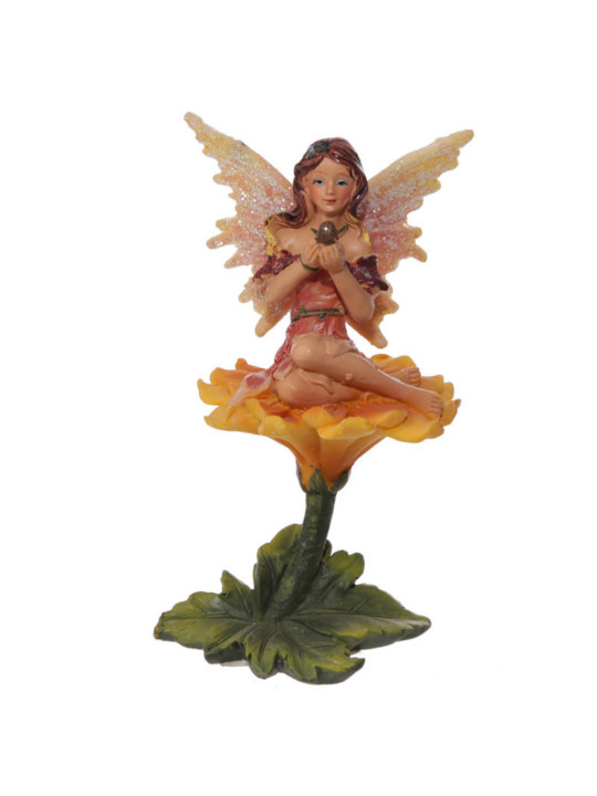 Fee auf Blume sitzend. 11 cm hoch x 11,5 cm breit.