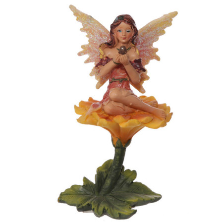 Fee auf Blume sitzend. 11 cm hoch x 11,5 cm breit.