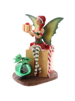 Weihnachtselfe mit Geschenk und Kugel. Höhe 22 cm X 17 cm breit