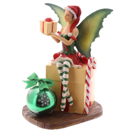 Weihnachtselfe mit Geschenk und Kugel. Höhe 22 cm X 17 cm breit