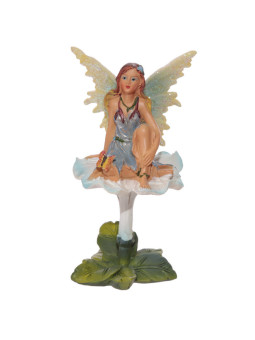 Fee auf Blume sitzend. 11 cm hoch x 11,5 cm breit.