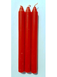 Rot getauchte handgemachte Kerze