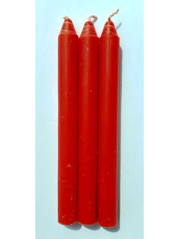Rot getauchte handgemachte Kerze