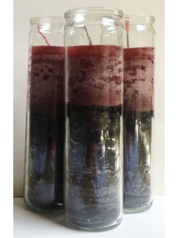 Echte schwarz-rote Esoterikkerze in einer dicken Kristallglasvase