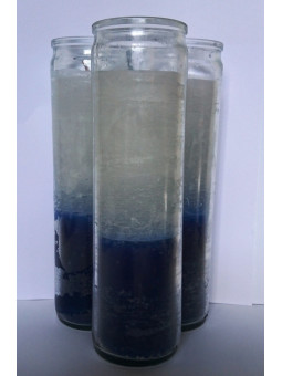 Echte blau-weiße Esoterikkerze im dicken Kristallglasgefäß