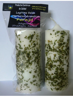 Legitime Kerze mit Kräutern und aromatischer Petersilie