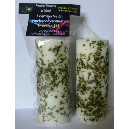 Legitime Kerze mit Kräutern und aromatischer Petersilie