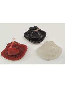 Kunsthandwerkliche Kerze mit weißer Mundkappe.