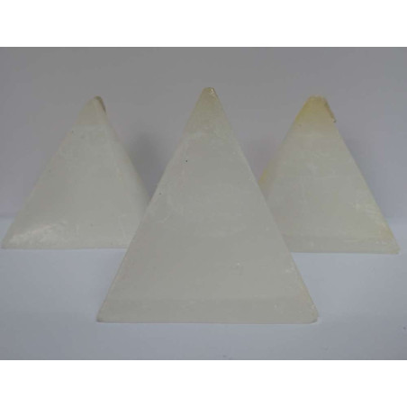 Kleine Pyramidenkerze, weiß, 6cm Basis x 7cm Höhe, Stumpenöffner
