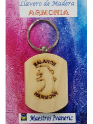 Schlüsselanhänger aus Holz mit Harmonie-Symbol