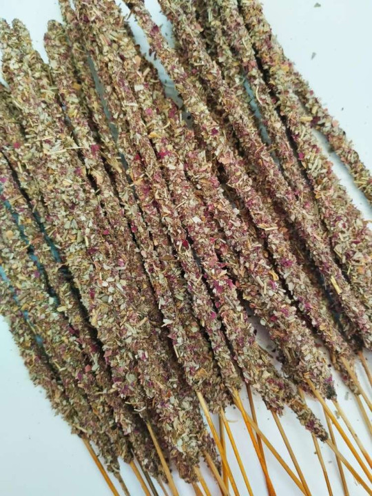 Rosenblüten, weißer Salbei und Heiligedelholzstäbchen. Einzeln verkauft.