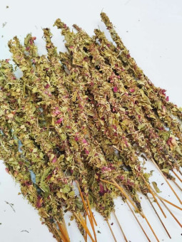 Basilikum, Rosenblüten und Heiligedelholzstab. Einzeln verkauft.