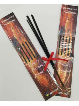 Kunsthandwerkliche Räucherstäbchen mit Kokosnussmilch-Aroma-Pheromonen.