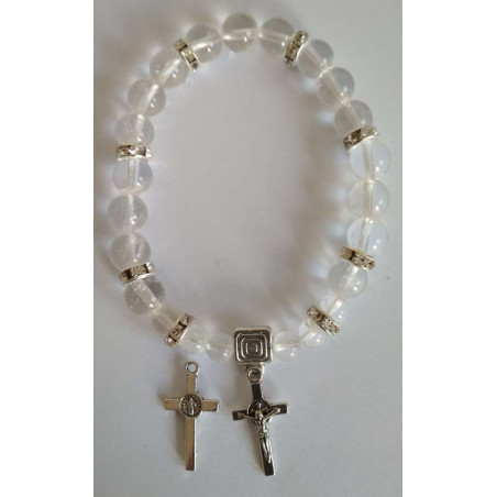 Mineralienarmband aus Kristallquarz mit Kreuz des Heiligen Benedikt