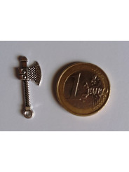 Amulettt mit keltischem Axt-Anhänger.