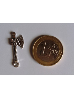 Amulettt mit keltischem Axt-Anhänger.