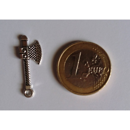 Amulettt mit keltischem Axt-Anhänger.