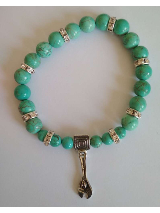 Türkis-Mineral-Armband mit Schlüssel zur Arbeit.