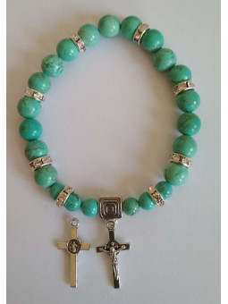 Türkis-Mineral-Armband mit Kreuz des Heiligen Benedikt.