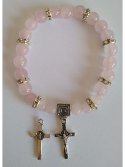 Mineralienarmband aus Rosenquarz mit Kreuz des Heiligen Benedikt