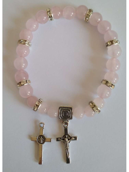 Mineralienarmband aus Rosenquarz mit Kreuz des Heiligen Benedikt